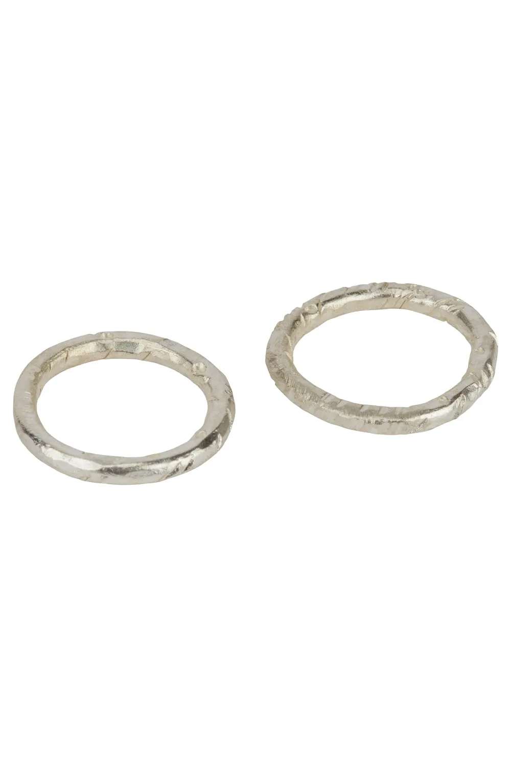 PEOPLE TREE Beaten Rings in silver plated brass (set of 2)